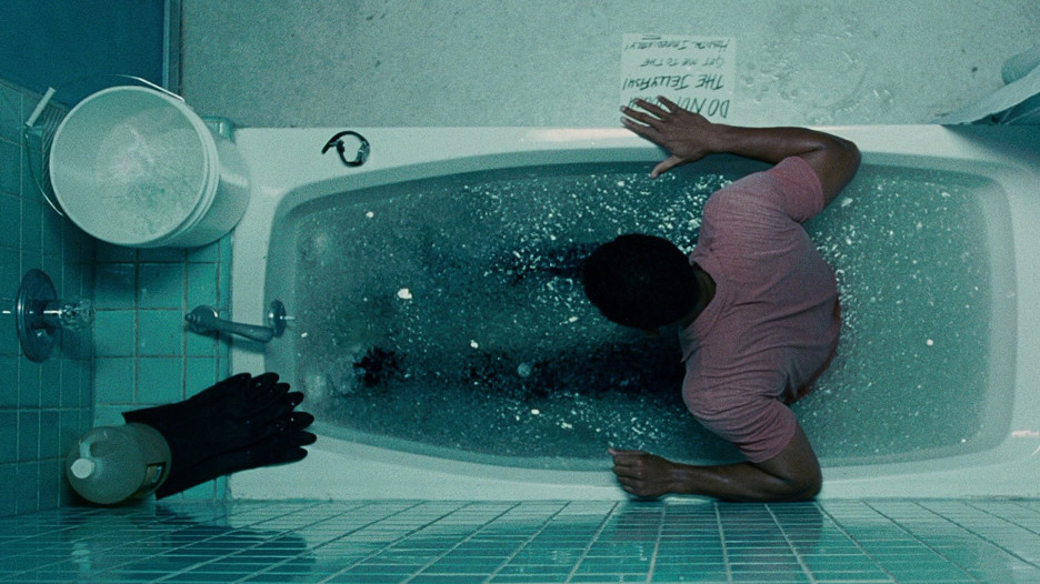 Foto del protagonista dentro de una bañera llena de hielo y medusas para provocar su suicidio.